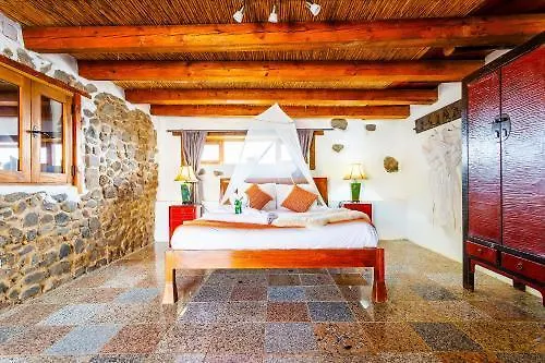 De Arrieta Village - Yurts And Stone - Shared Pool - Walking Distance To Arrieta - Off Grid 리조트