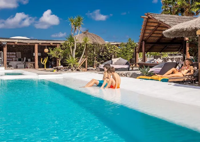 De Arrieta Village - Yurts And Stone - Shared Pool - Walking Distance To Arrieta - Off Grid 리조트 3*