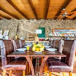 De Arrieta Village - Yurts And Stone - Shared Pool - Walking Distance To Arrieta - Off Grid 리조트 3*