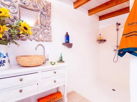 De Arrieta Village - Yurts And Stone - Shared Pool - Walking Distance To Arrieta - Off Grid Feriested