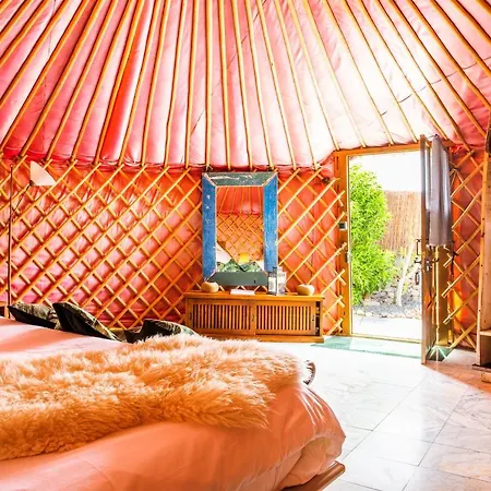 Resort De Arrieta Village - Yurts And Stone - Shared Pool - Walking Distance To Arrieta - Off Grid
