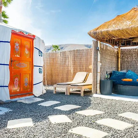 De Arrieta Village - Yurts And Stone - Shared Pool - Walking Distance To Arrieta - Off Grid Resort