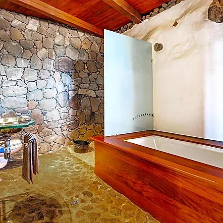 De Arrieta Village - Yurts And Stone - Shared Pool - Walking Distance To Arrieta - Off Grid Feriested