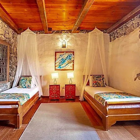 De Arrieta Village - Yurts And Stone - Shared Pool - Walking Distance To Arrieta - Off Grid Tabayesco
