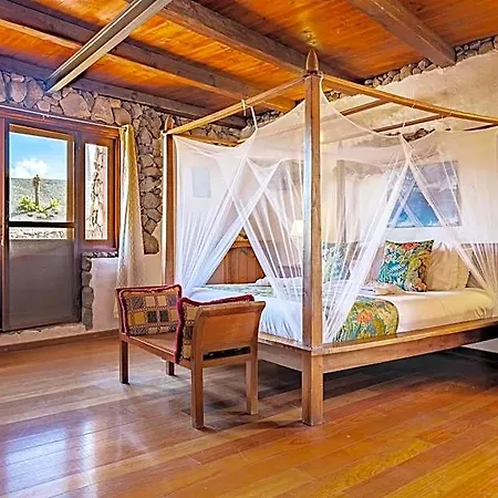 De Arrieta Village - Yurts And Stone - Shared Pool - Walking Distance To Arrieta - Off Grid