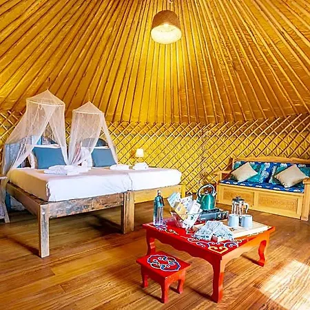 De Arrieta Village - Yurts And Stone - Shared Pool - Walking Distance To Arrieta - Off Grid Resort Tabayesco