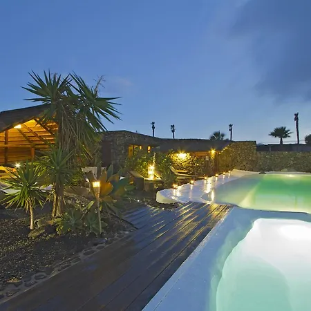 De Arrieta Village - Yurts And Stone - Shared Pool - Walking Distance To Arrieta - Eco Friendly *