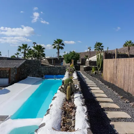 De Arrieta Village - Yurts And Stone - Shared Pool - Walking Distance To Arrieta - Eco Friendly Resort *