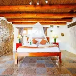 De Arrieta Village - Yurts And Stone - Shared Pool - Walking Distance To Arrieta - Off Grid Resort