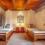 De Arrieta Village - Yurts And Stone - Shared Pool - Walking Distance To Arrieta - Off Grid