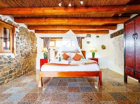 De Arrieta Village - Yurts And Stone - Shared Pool - Walking Distance To Arrieta - Off Grid Resort