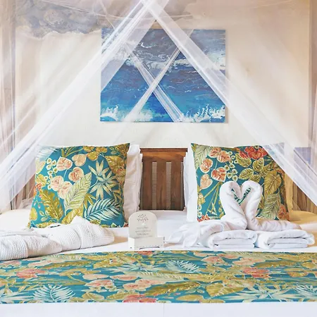 Resort De Arrieta Village - Yurts And Stone - Shared Pool - Walking Distance To Arrieta - Off Grid *