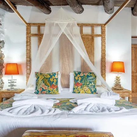 De Arrieta Village - Yurts And Stone - Shared Pool - Walking Distance To Arrieta - Off Grid Resort Tabayesco